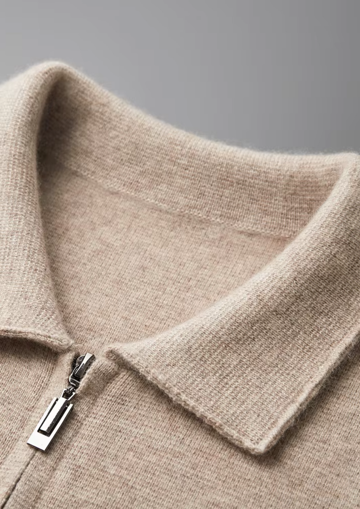 EXTRAFEINER MERINOWOLLE ZIP-POLO-STRICKJACKE