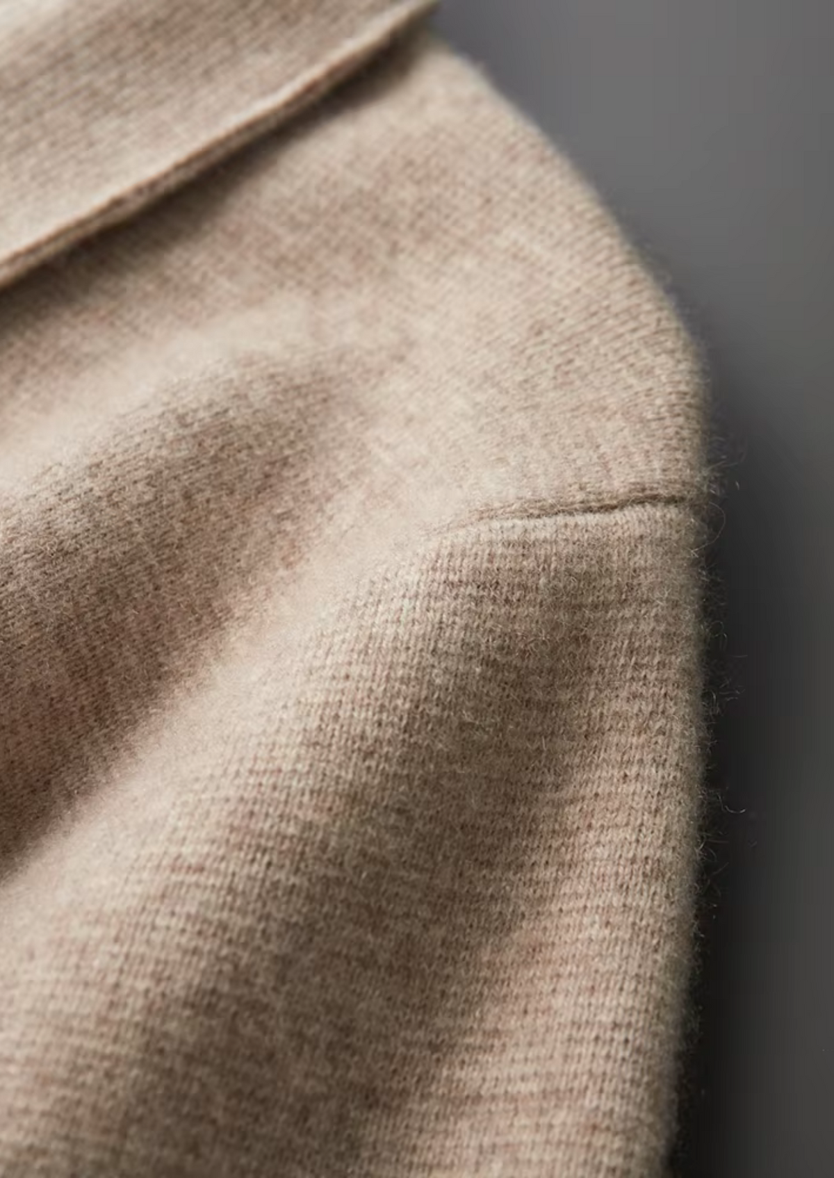 EXTRAFEINER MERINOWOLLE ZIP-POLO-STRICKJACKE